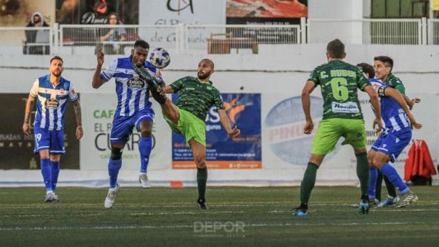 Un momento del partido Guijuelo-Deportivo.