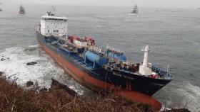 Trabajos para desencallar el buque ‘Blue Star’ en la costa de Ares (A Coruña).
