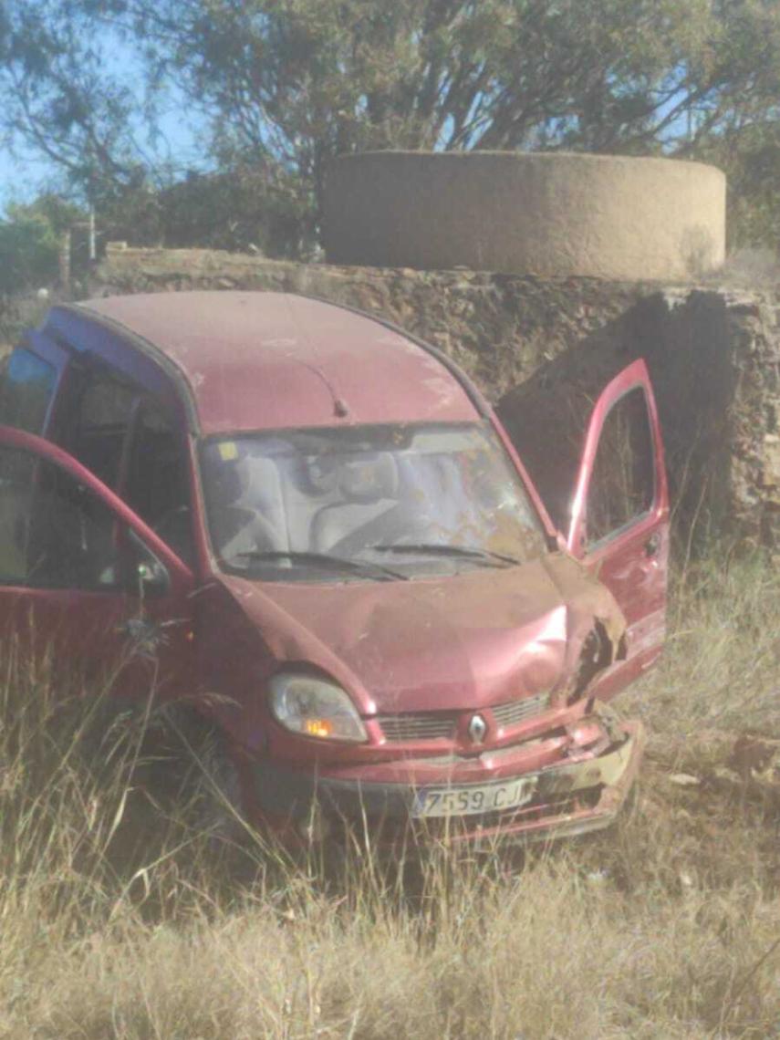 La furgoneta Renault que conducía el supuesto kamikaze tras estrellarse en la rambla del Llano del Beal.