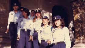 Cándida Barroso (con gafas, la segunda desde la derecha) junto a compañeras de la Policía Local de Valencia.
