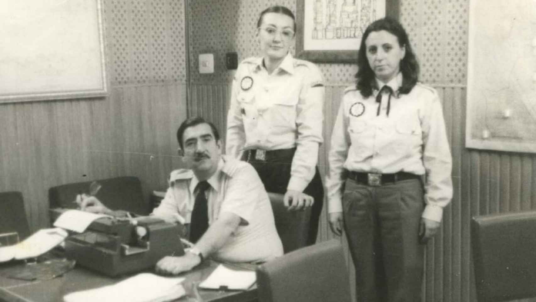 Cándida Barroso (en el centro) formó parte del primer grupo de mujeres en entrar en la Policía Local de Valencia.
