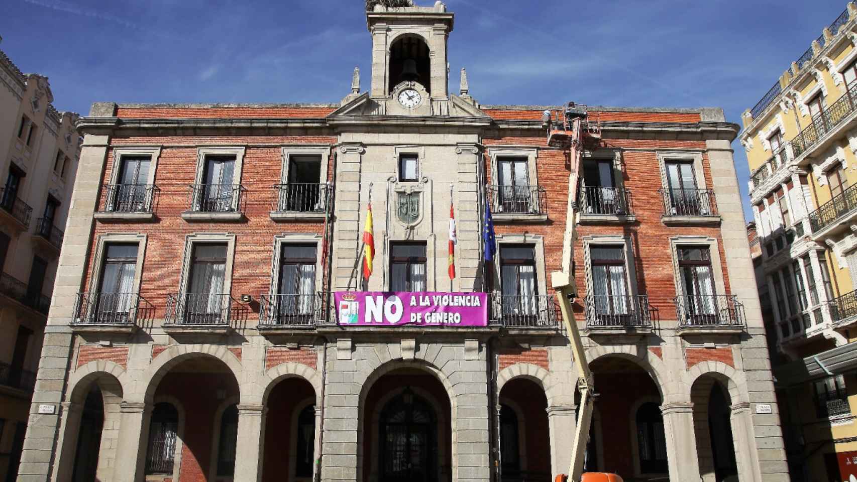 Fachada del Ayuntamiento de Zamora en el día contra la violencia machista