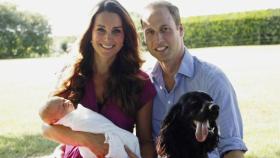 Los duques de Cambridge y su hijo George junto a Lupo en 2013.