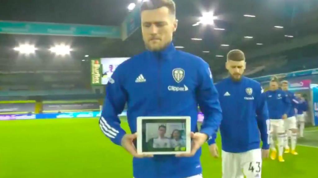 Liam Cooper porta la tablet donde se ve a Elliot Metcalfe