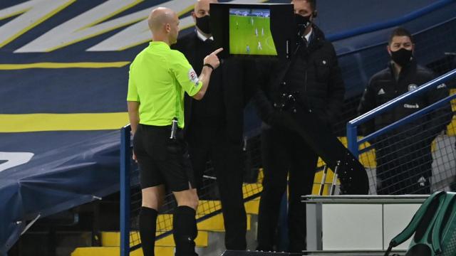 Anthony Taylor revisa el VAR en un partido de la Premier League