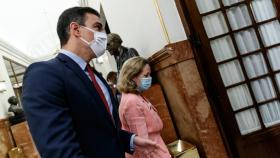 Pedro Sánchez y Nadia Calviño, entrando en el Congreso de los Diputados.