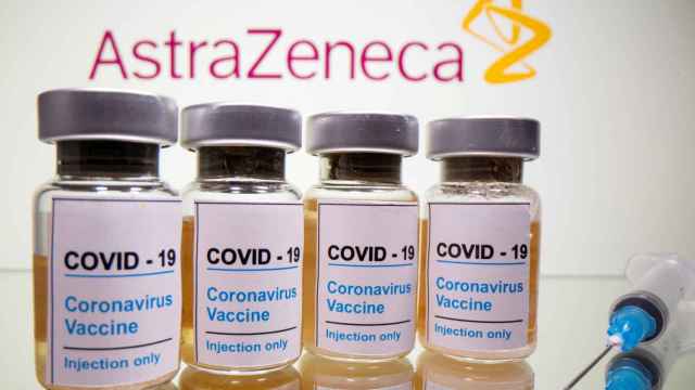 Frascos, una jeringa médica y el logotipo de AstraZeneca. La conocida como vacuna de Oxford frente a la Covid-19.