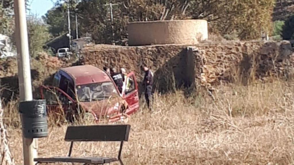 Unos agentes de la Policía Local de Torre Pacheco, este domingo, durante la detención del supuesto kamikaze.