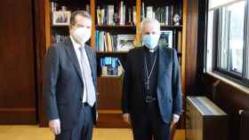 El alcalde de Vigo, Abel Caballero, junto al obispo de la Diócesis Tui-Vigo, Luis Quinteiro, durante la firma del acuerdo, esta mañana.