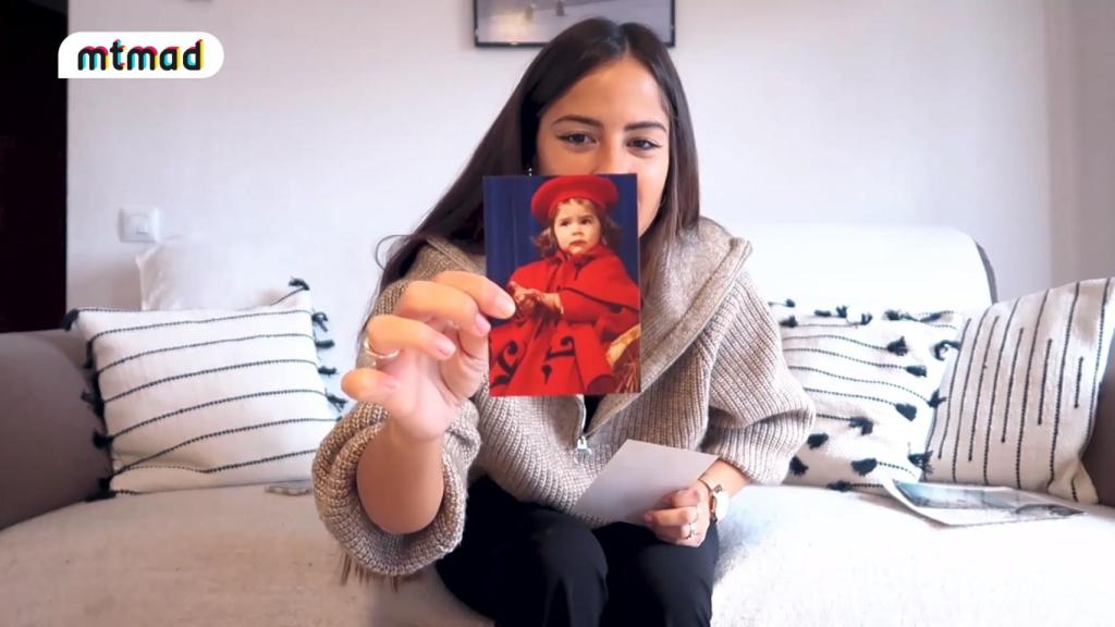 Melyssa Pinto mostrando una fotografía de cuando era pequeña.