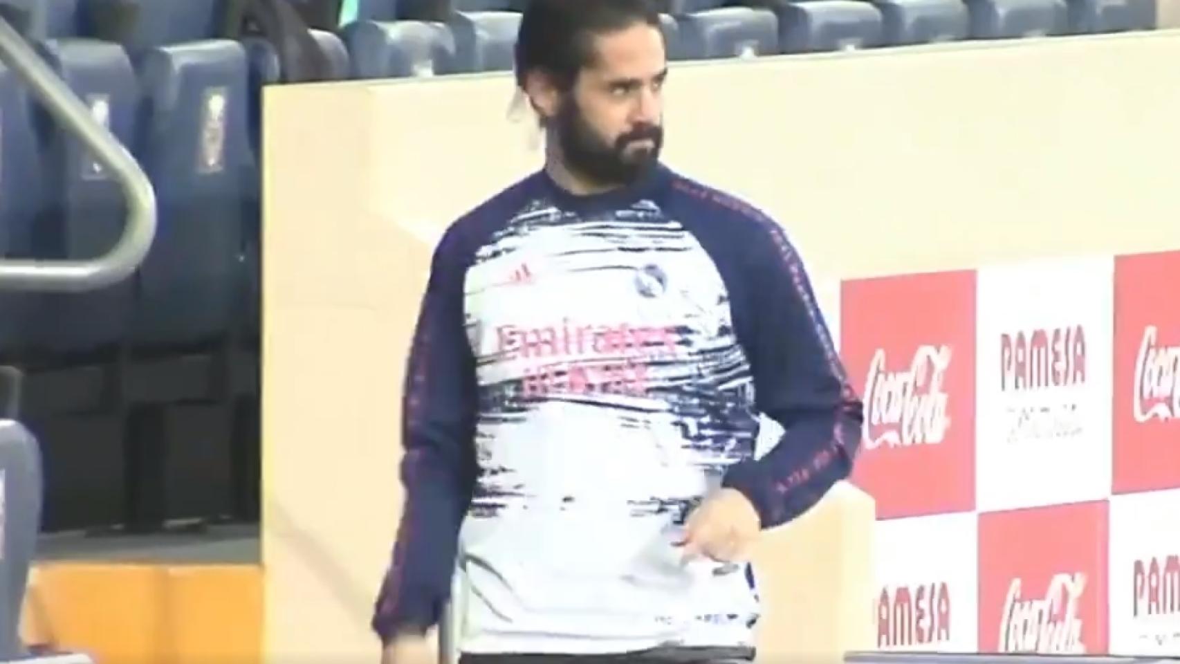 Isco Alarcón, en el Estadio de la Cerámica durante su calentamiento en el Villarreal - Real Madrid