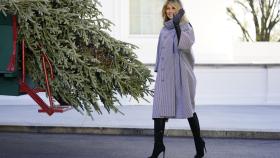 Melania Trump a las puertas de la Casa Blanca recibiendo el árbol de Navidad.