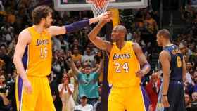 Pau Gasol con Kobe Bryant celebrando una canasta de los Lakers