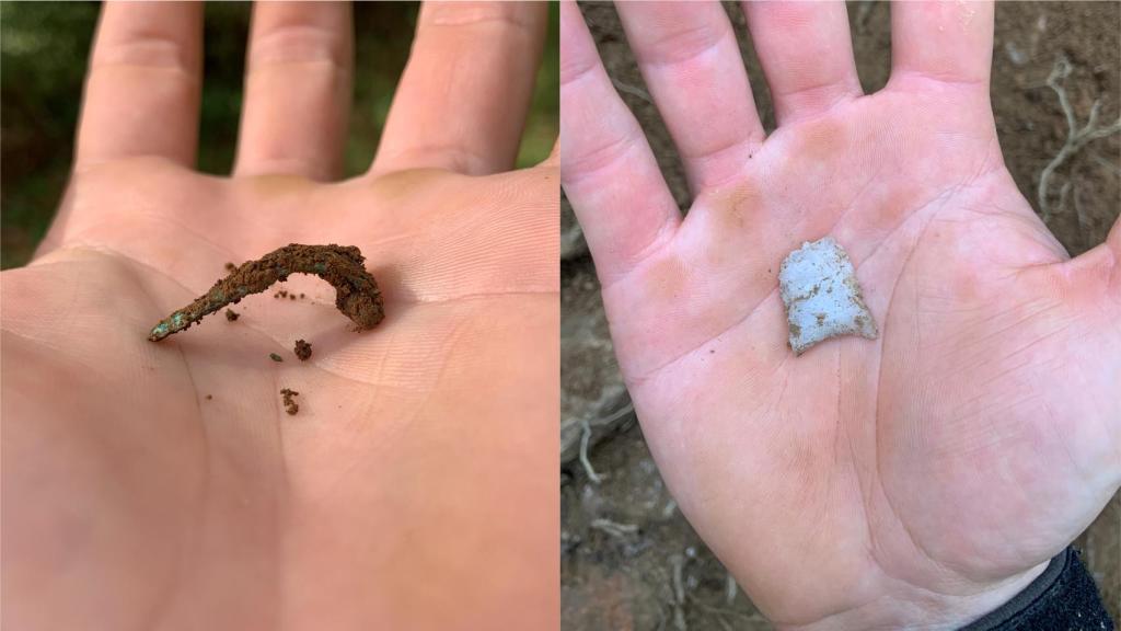 Una fíbula de bronce y la punta de flecha de cuarzo halladas en las últimas excavaciones.