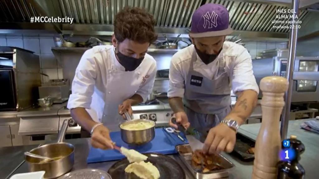 Jorge Brazález en la cocina de su restaurante en Ibiza.