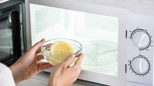 El truco del limón para limpiar el microondas