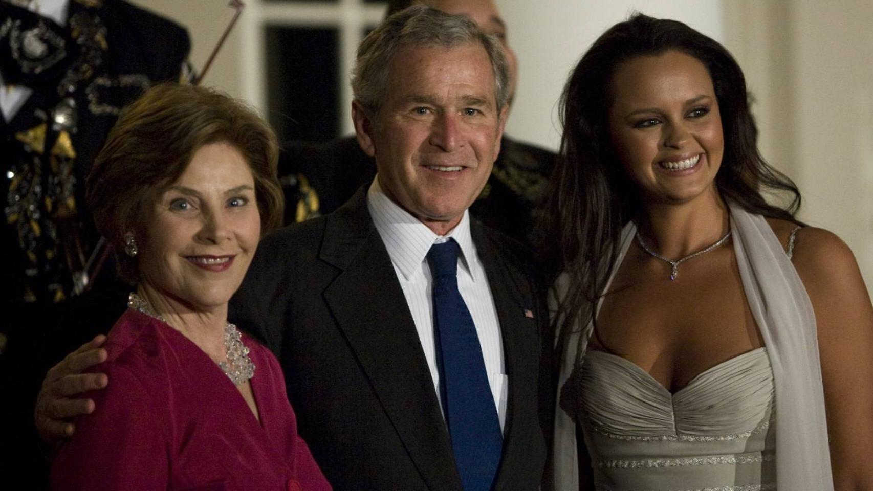 Shaila Dúrcal junto a George W. Bush y su esposa, Laura Bush.