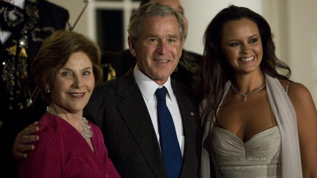 Shaila Dúrcal junto a George W. Bush y su esposa, Laura Bush.