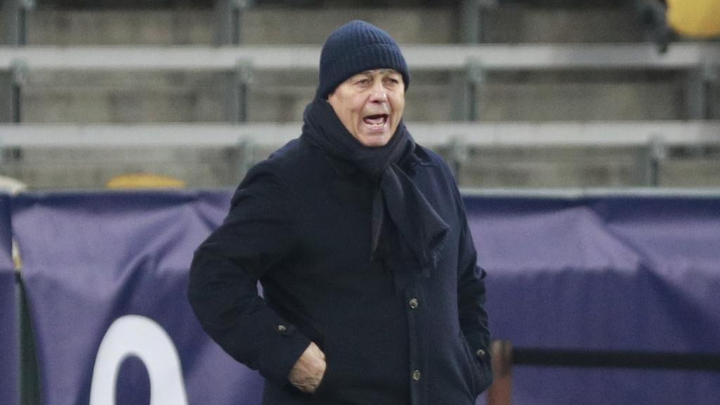 Mircea Lucescu da órdenes a los jugadores del Dinamo de Kiev