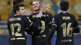 Griezmann abraza a Braithwaite por su gol en la Champions League