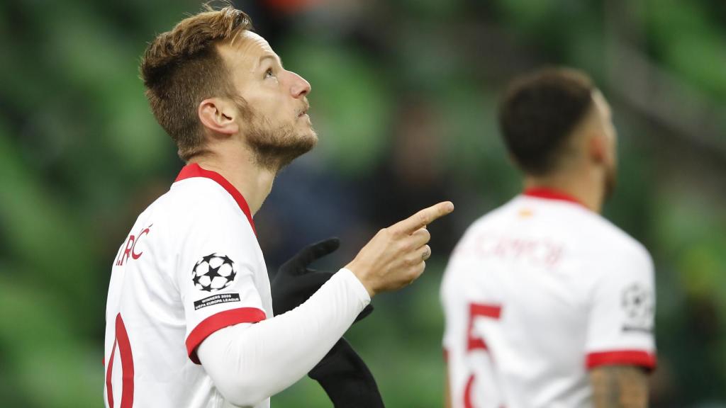 Rakitic celebra su gol con el Sevilla en la Champions League 2020/2021