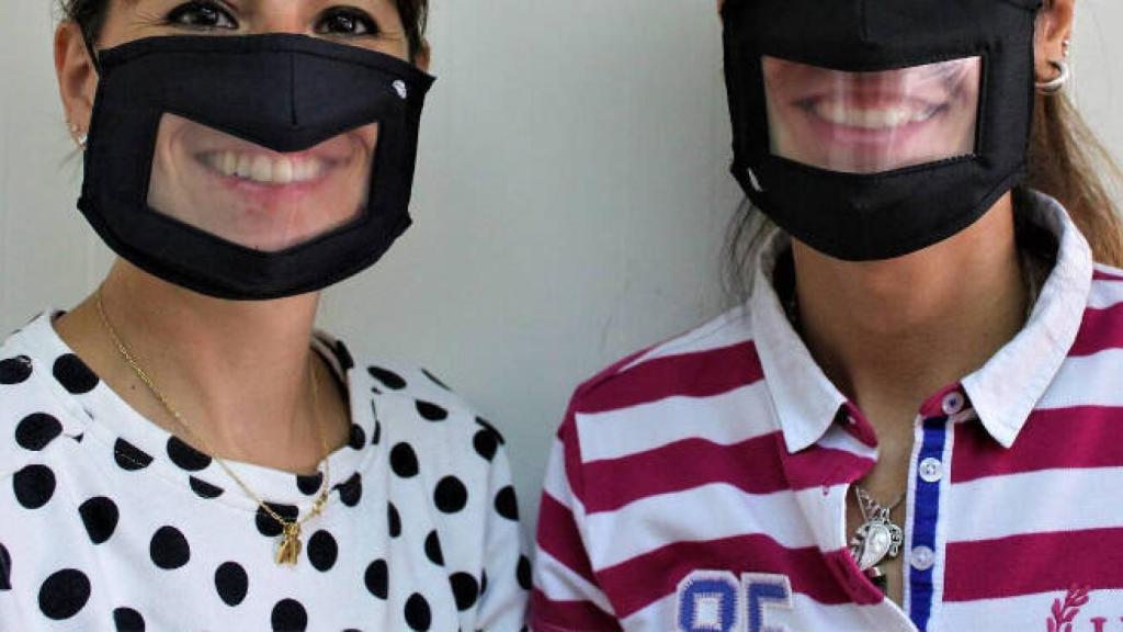 Imagen de recurso de dos personas con mascarillas transparentes