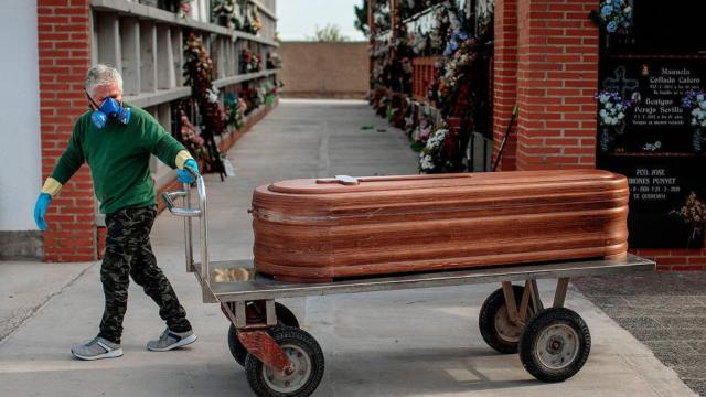 Un operario en el cementerio de Valencia.