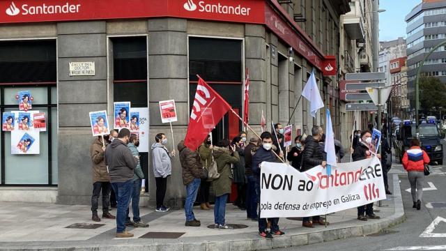 Protesta por el ERE ante una oficina del Banco Santander en una imagen de archivo.