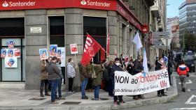 Protesta por el ERE ante una oficina del Banco Santander en una imagen de archivo.