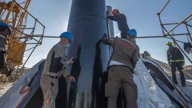 Varios operarios durante la colocación del mástil del buque Evrima, construido en Vigo.