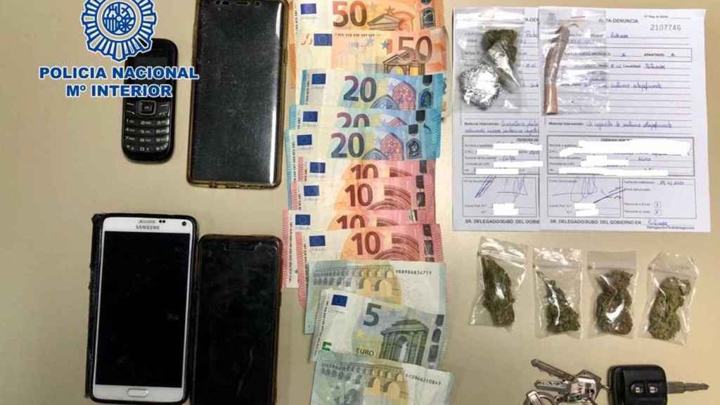 Móviles, dinero y droga incautada a una vecina de Pontevedra detenida por un delito de tráfico de estupefacientes.