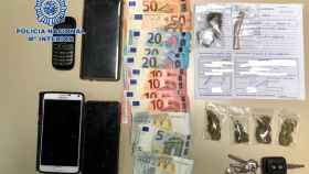 Móviles, dinero y droga incautada a una vecina de Pontevedra detenida por un delito de tráfico de estupefacientes.