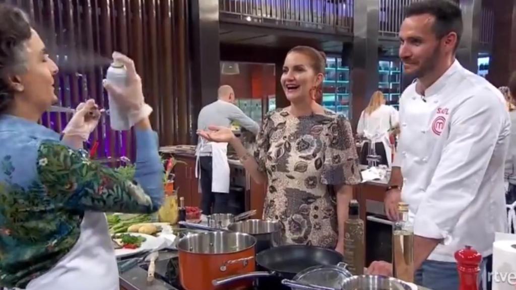 Josie echándose un poco de bruma en 'MasterChef Celebrity'.