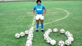 Maradona posa con la copa de la UEFA ganada con el Napoli