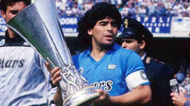 Maradona celebra un trofeo con el Nápoles
