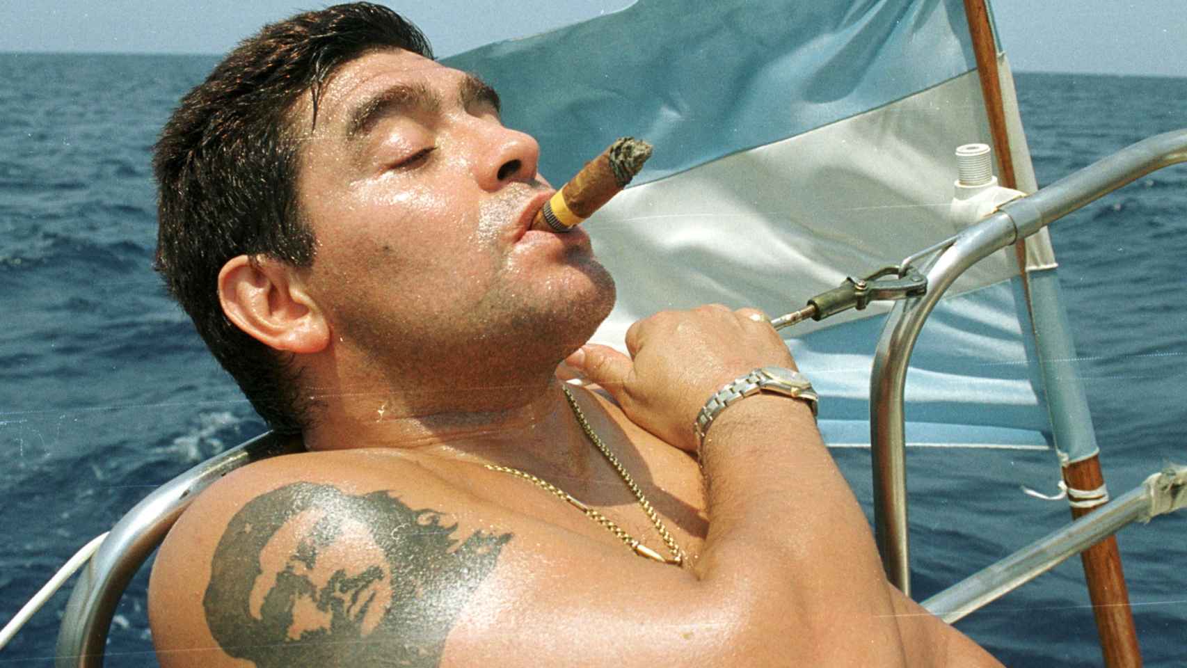 Maradona fumando un Cohíba mientras navega en aguas de la Habana