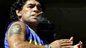 Diego Armando Maradona fumándose un puro.