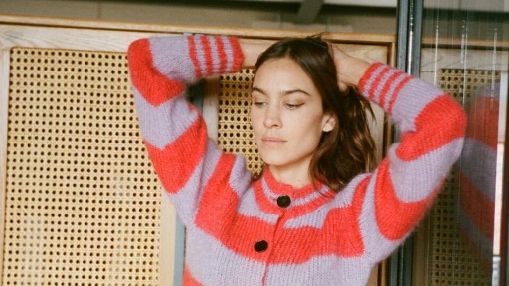 Alexa Chung recupera dos peinados que conquistaron las melenas en los años 90.