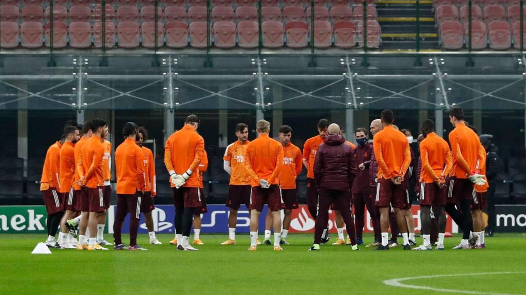 Los jugadores del Real Madrid escuchan a Zidane en el entrenamiento