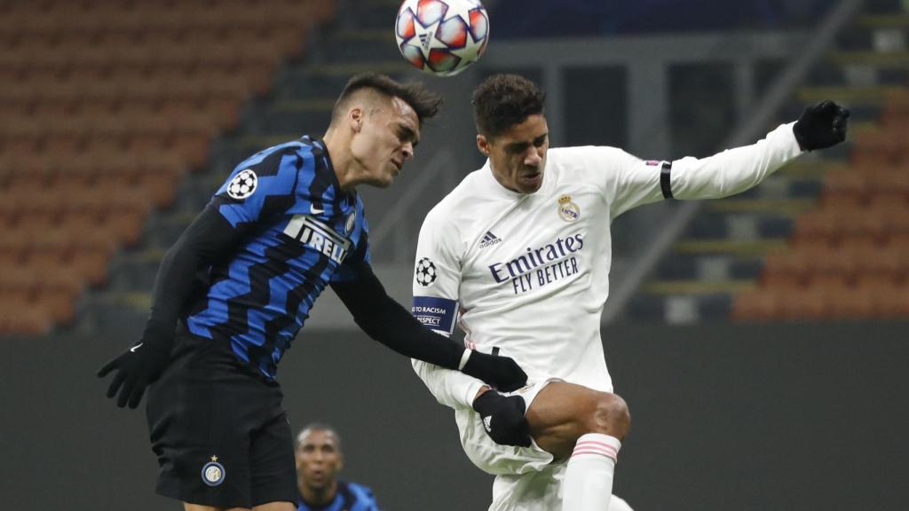 Pugna aérea entre Lautaro Martínez y Varane