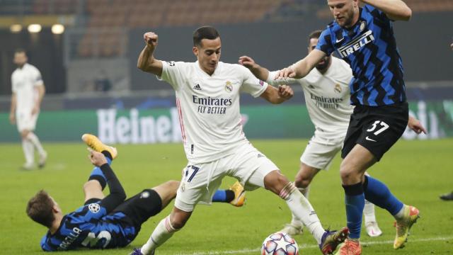 Lucas Vázquez corta la jugada de Skriniar