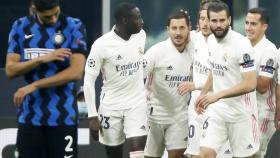 Los jugadores del Real Madrid celebran el gol de Hazard al Inter de Milán