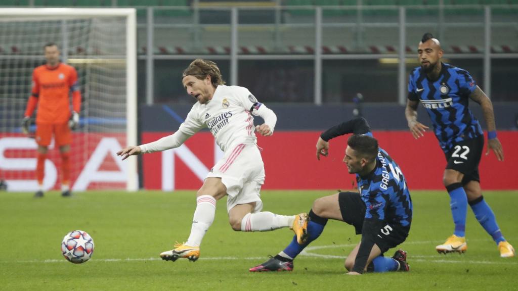 Luka Modric cae al suelo tras la entrada de Gagliardini