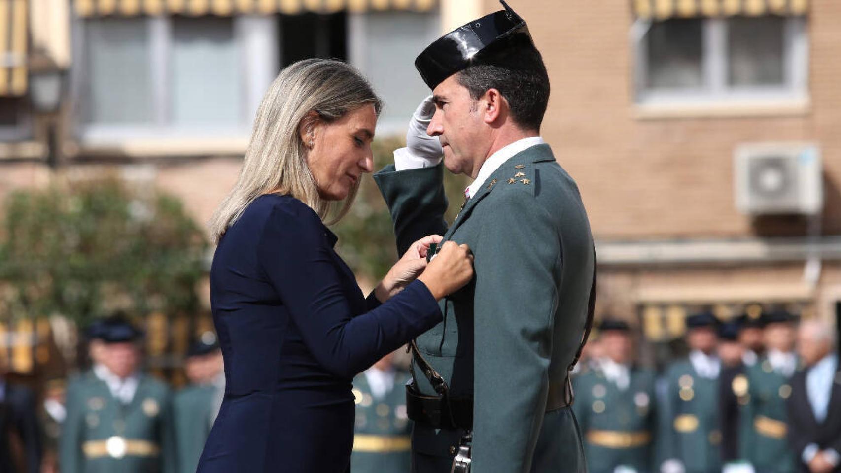 Milagros Tolón junto a un agente de la Guardia Civil en una imagen de archivo