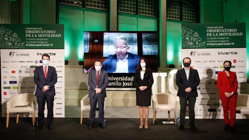 De izquierda a derecha, Carlos Acha, director de Operaciones y Chief Digital Officer de Alsa, Miguel Ruiz, presidente de la Asociación de Transportes Urbanos y Metropolitanos (ATUC), Mamen Vázquez, directora general de EL ESPAÑOL, Ignacio González-Posada, director de Adquirencia y Aceptación de Mastercard España, Silvia Roldán, consejera delegada de Metro de Madrid y Gerardo Lertxundi, consejero delegado de TMB, durante la mesa redonda: El nuevo paradigma del transporte metropolitano y fondos europeos: una oportunidad para la digitalización y new green deal.