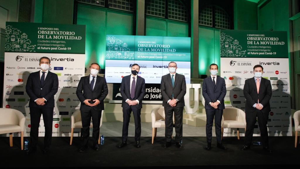 Alberto Jiménez, director de desarrollo corporativo de Itínere Infraestructuras; Rafael Gómez del Río, CEO de Sacyr Concesiones; Pedro J. Ramírez, presidente ejecutivo de EL ESPAÑOL; José Aljaro, CEO de Abertis; Diego Marín, director general de concesiones de Acciona y Arturo Criado, redactor jefe de Invertia.