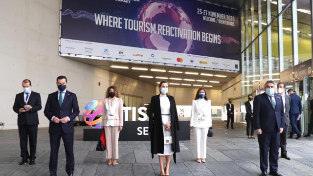 Foto familia de la inauguración del congreso Tourism Innovation Summit en Sevilla.