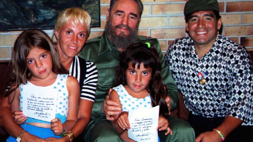 Fidel Castro posa en La Habana junto a Maradona y su mujer Claudia Villafañe y sus dos hijos