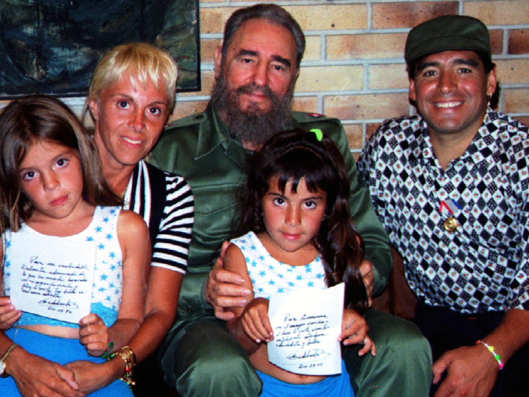 Fidel Castro posa en La Habana junto a Maradona y su mujer Claudia Villafañe y sus dos hijos.