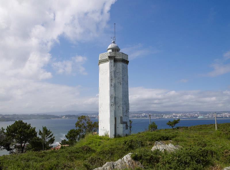Punta de Mera con A Coruña al fondo   turismo.gal
